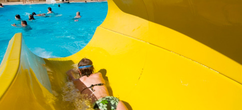 Le toboggan de la piscine